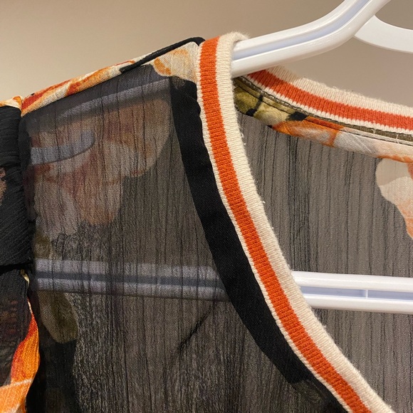 A.N.D ea wy floral sheer blouse. Size medium - Picture 8 of 9